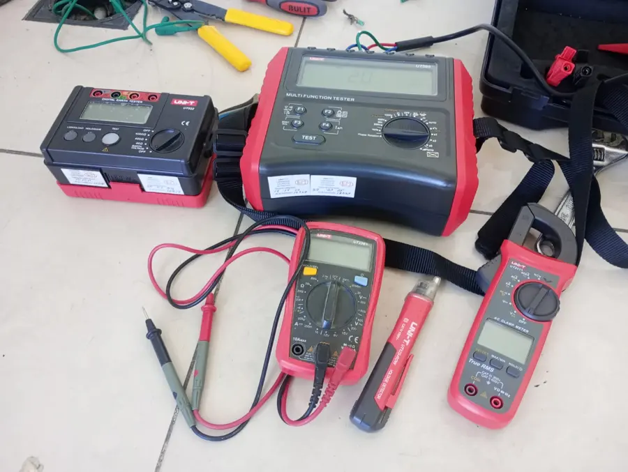 Instrumental de medición: telurímetro, instrumento multifunción, multímetro, pinza amperométrica y detector de tensión
