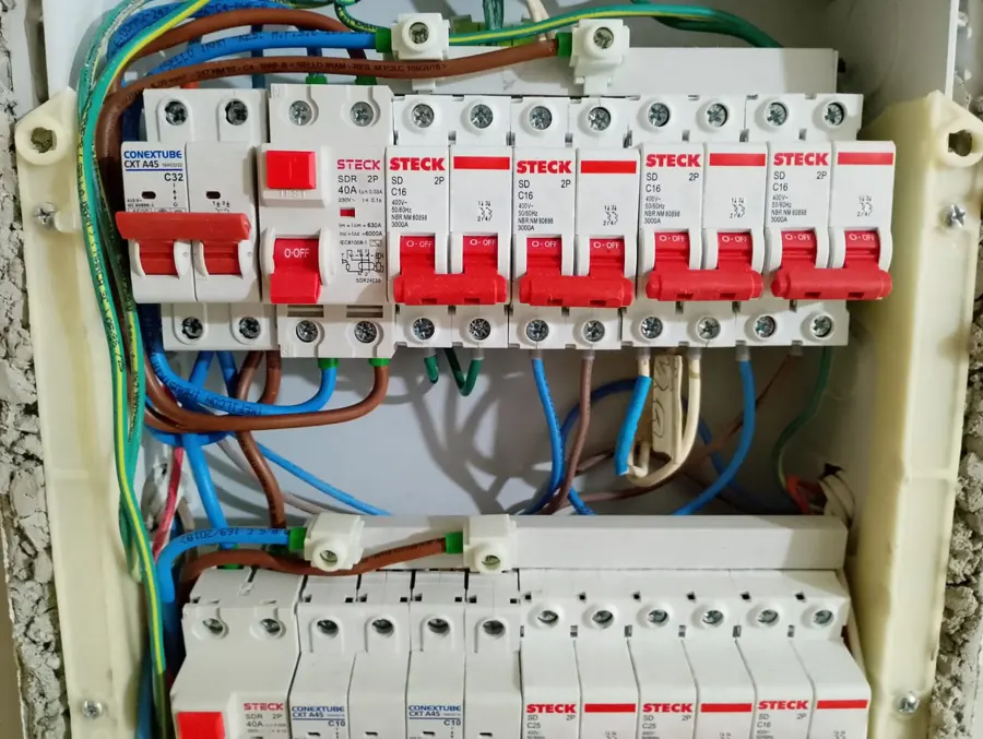 Tablero eléctrico en CABA con interruptor general C32, disyuntor diferencial 40 A 30 mA y térmicas bipolares C16