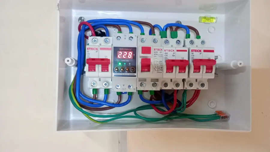 Tablero eléctrico nuevo con protector de tensión marcando 228 V, disyuntor diferencial y térmicas Steck