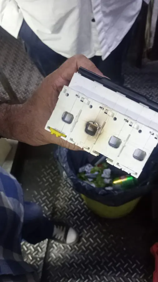 Térmica quemada retirada de un tablero durante una urgencia eléctrica